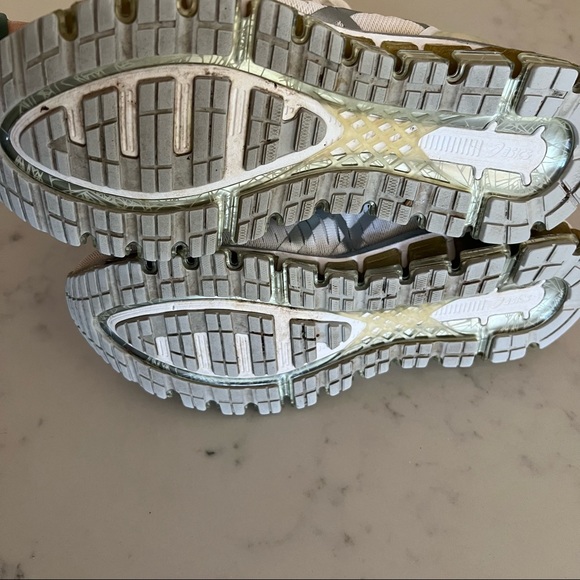 ASICS white running shoes - size 8 - support overpronation stability - Picture 5 of 8